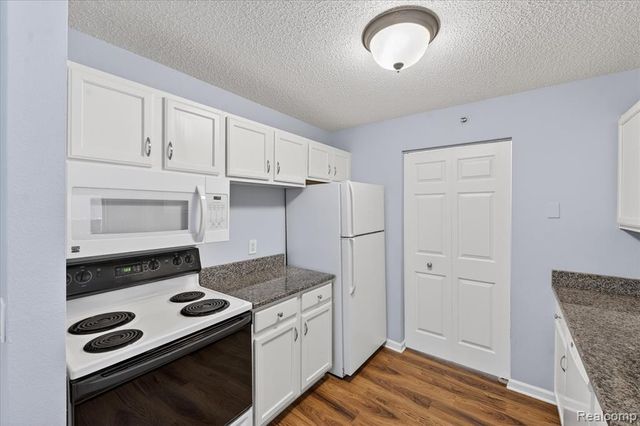 12204 Pinehurst Lane 32, Grand Blanc, MI 48439