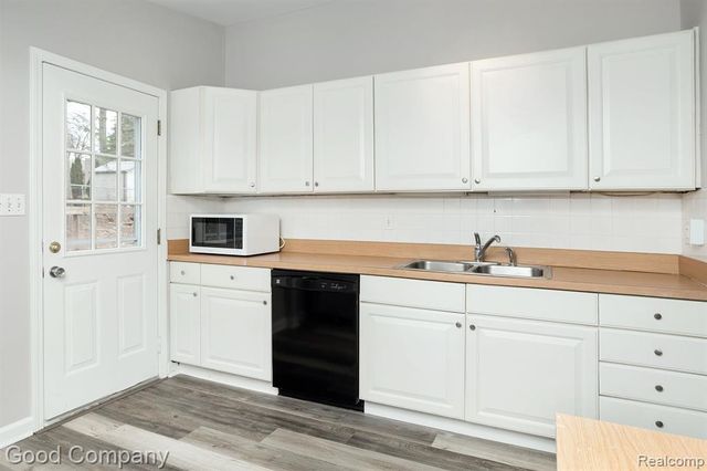 1395 Omega Road, Walled Lake, MI 48390