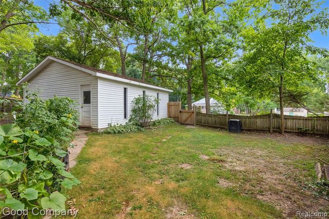 1395 Omega Road, Walled Lake, MI 48390