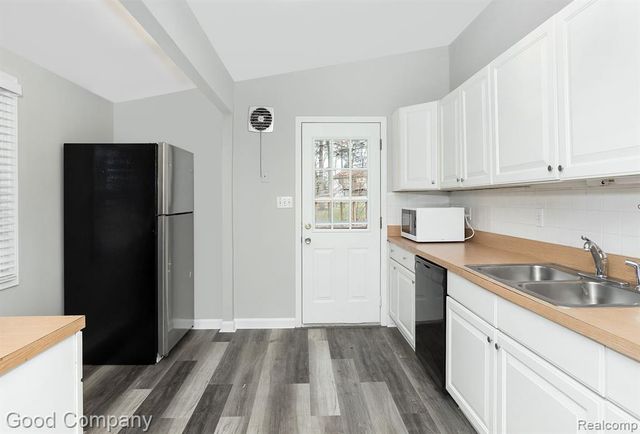 1395 Omega Road, Walled Lake, MI 48390