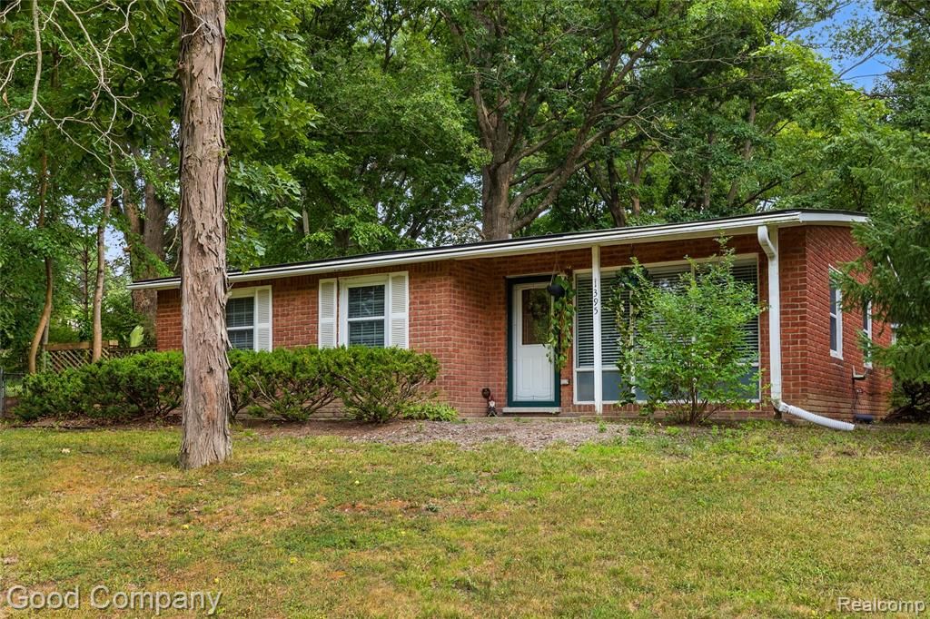 1395 Omega Road, Walled Lake, MI 48390
