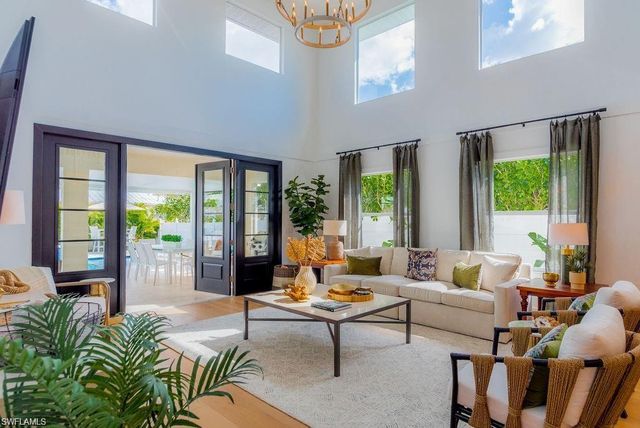 10082 VANDERBILT DR, Naples, FL 34108