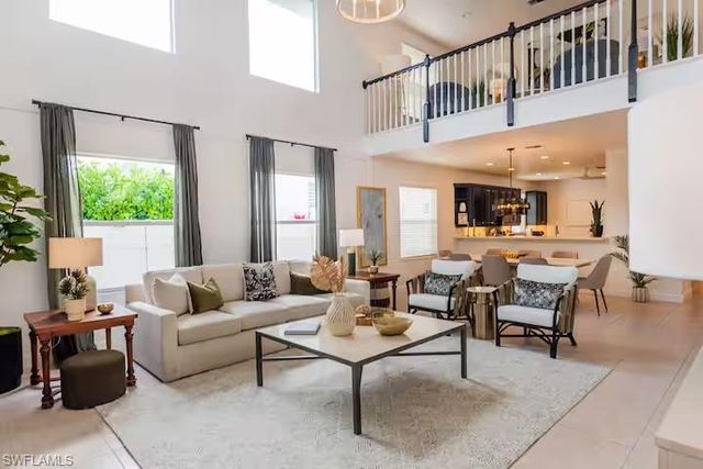 10082 VANDERBILT DR, Naples, FL 34108