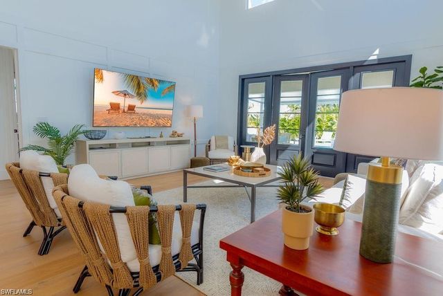 10082 VANDERBILT DR, Naples, FL 34108