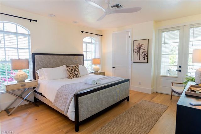 10082 VANDERBILT DR, Naples, FL 34108