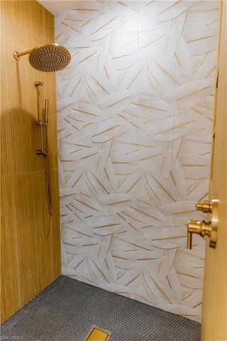 10082 VANDERBILT DR, Naples, FL 34108