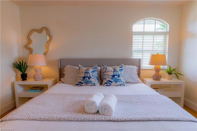 10082 VANDERBILT DR, Naples, FL 34108