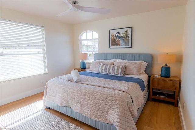 10082 VANDERBILT DR, Naples, FL 34108