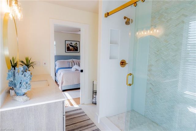 10082 VANDERBILT DR, Naples, FL 34108