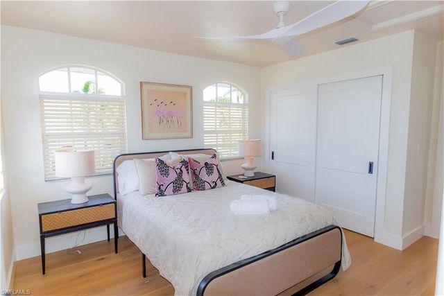 10082 VANDERBILT DR, Naples, FL 34108