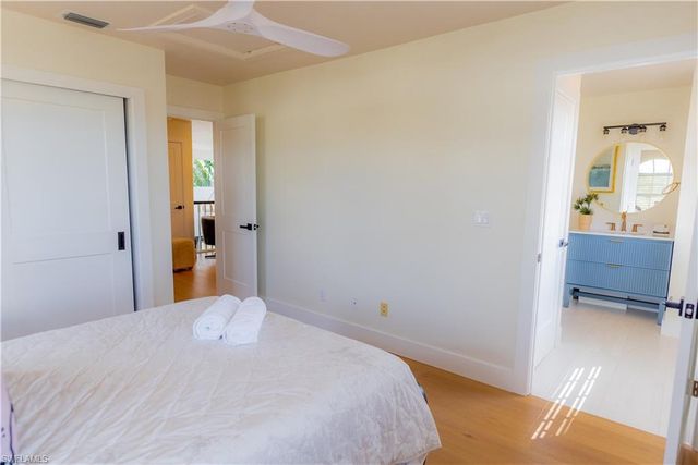 10082 VANDERBILT DR, Naples, FL 34108