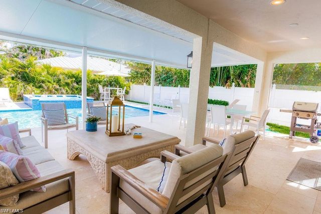 10082 VANDERBILT DR, Naples, FL 34108