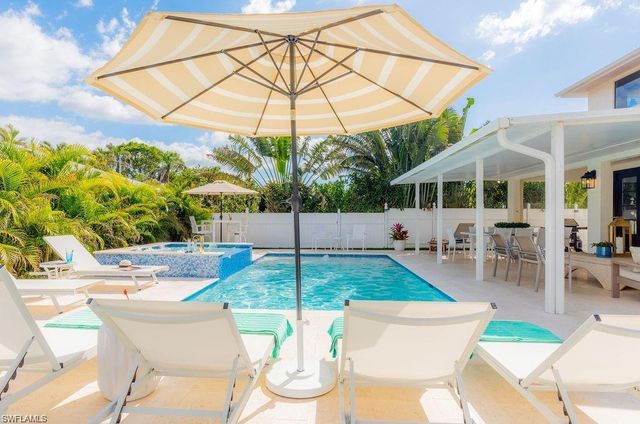 10082 VANDERBILT DR, Naples, FL 34108