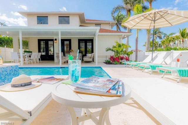 10082 VANDERBILT DR, Naples, FL 34108