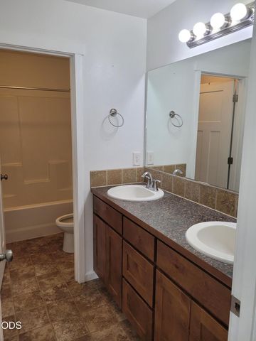 2470 Herrington Way, Medford, OR 97504