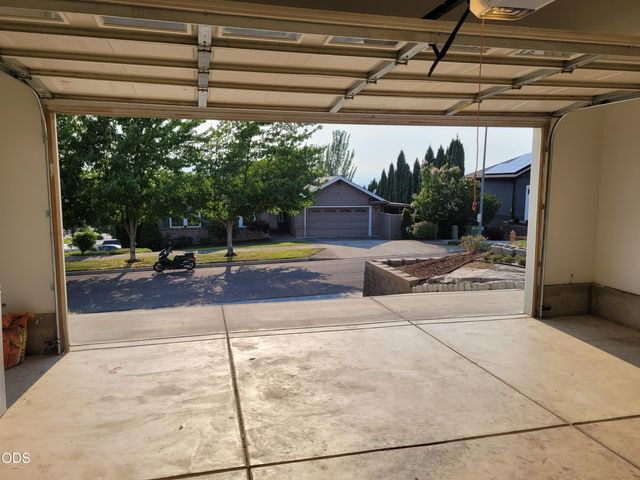 2470 Herrington Way, Medford, OR 97504