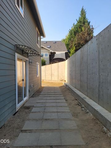 2470 Herrington Way, Medford, OR 97504
