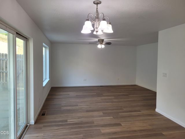 2470 Herrington Way, Medford, OR 97504