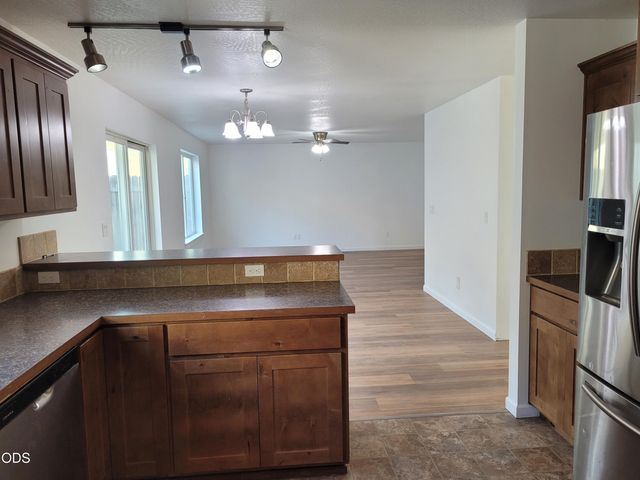 2470 Herrington Way, Medford, OR 97504