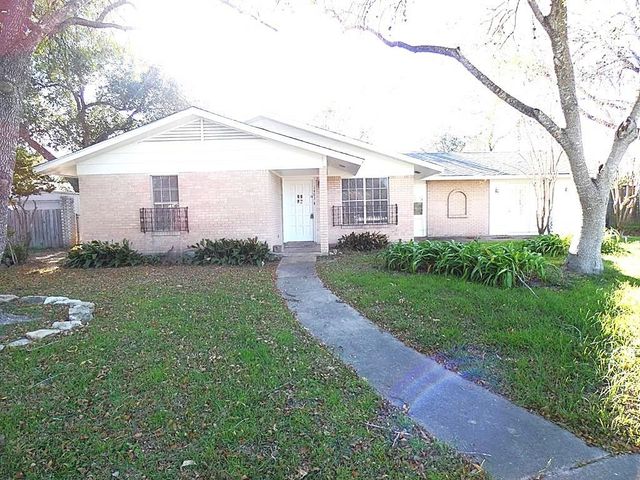 1403 kingfisher dr, Beeville, TX 78102