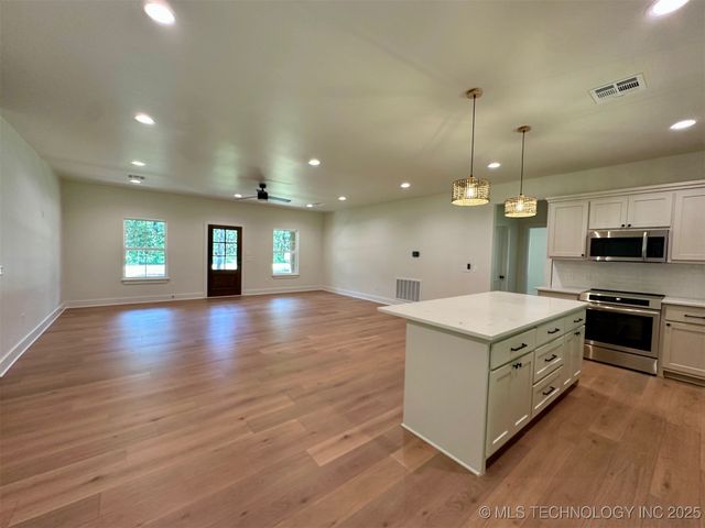 12443 Longboard Loop, Kingston, OK 73439