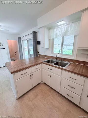 1376 Williamsburg Road, Flint, MI 48507