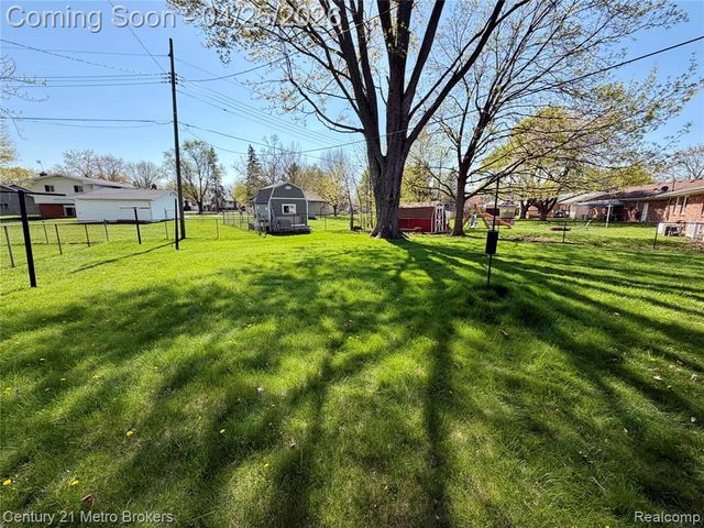1376 Williamsburg Road, Flint, MI 48507