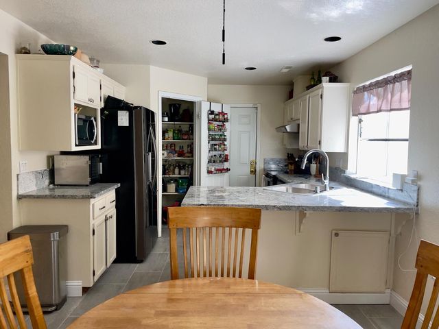 1713 Walnut Blossom Way, Modesto, CA 95355