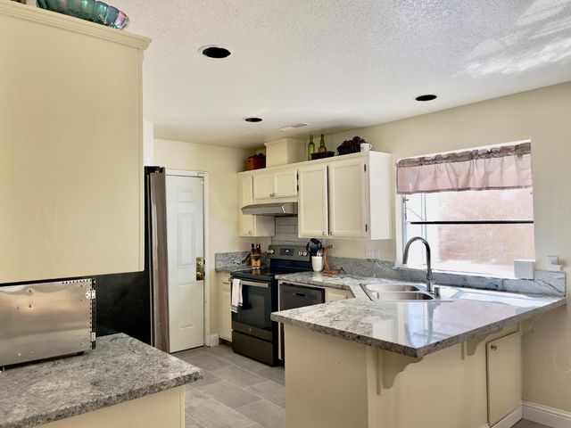 1713 Walnut Blossom Way, Modesto, CA 95355