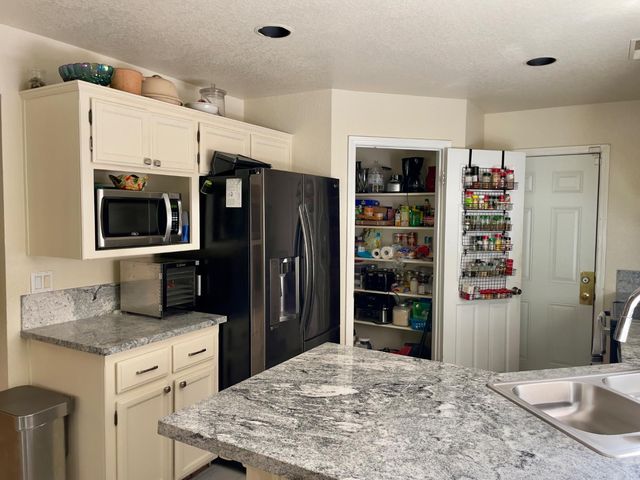 1713 Walnut Blossom Way, Modesto, CA 95355