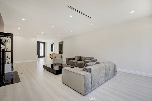 8352 Capps, Northridge, CA 91324