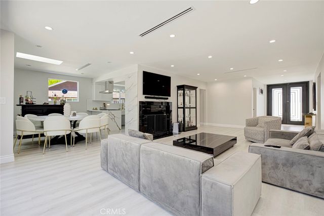 8352 Capps, Northridge, CA 91324