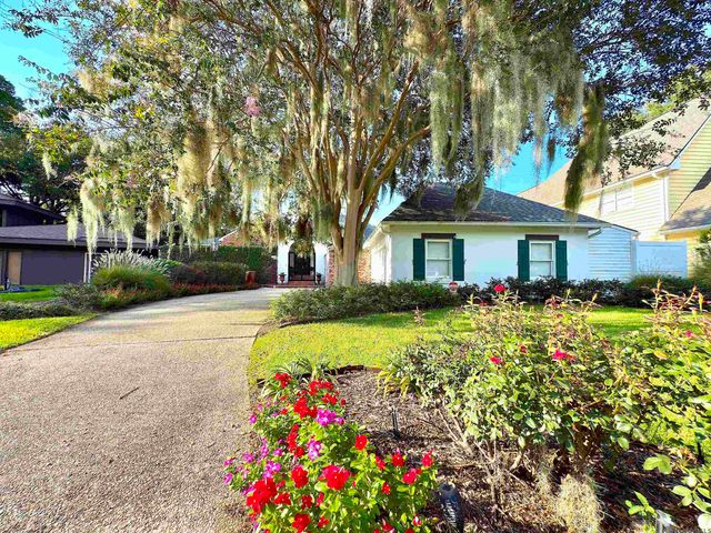 1342 Applewood Rd, Baton Rouge, LA 70808