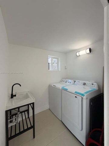 2541 W 10th Ave, Hialeah, FL 33010