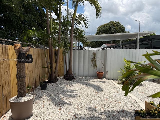 2541 W 10th Ave, Hialeah, FL 33010
