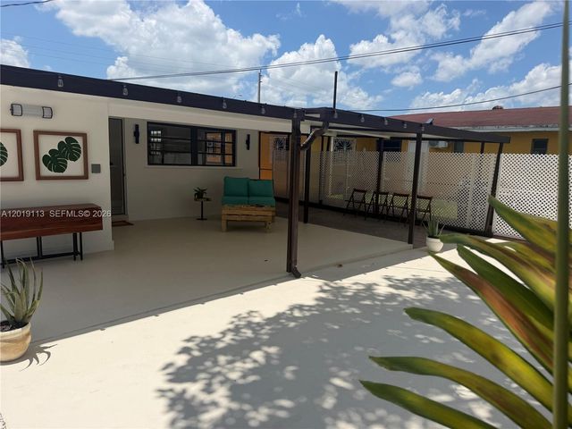 2541 W 10th Ave, Hialeah, FL 33010