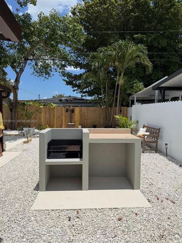 2541 W 10th Ave, Hialeah, FL 33010