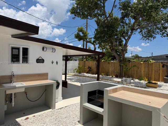 2541 W 10th Ave, Hialeah, FL 33010