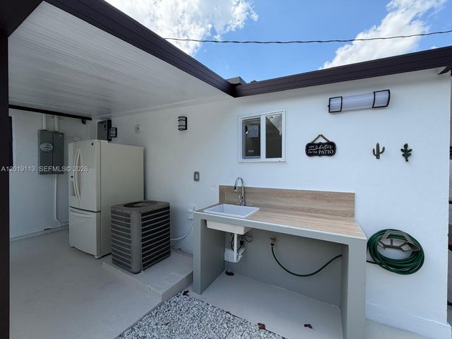 2541 W 10th Ave, Hialeah, FL 33010
