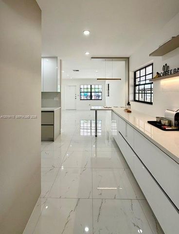 2541 W 10th Ave, Hialeah, FL 33010