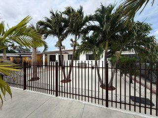 2541 W 10th Ave, Hialeah, FL 33010