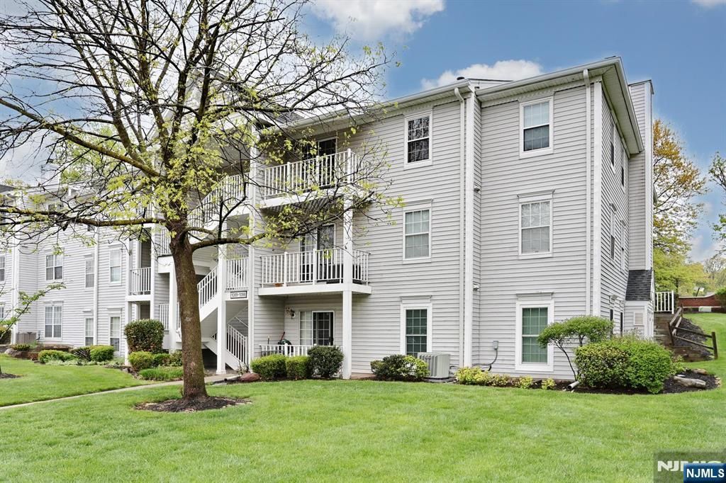 1093 Ash Drive, Mahwah, NJ 07430