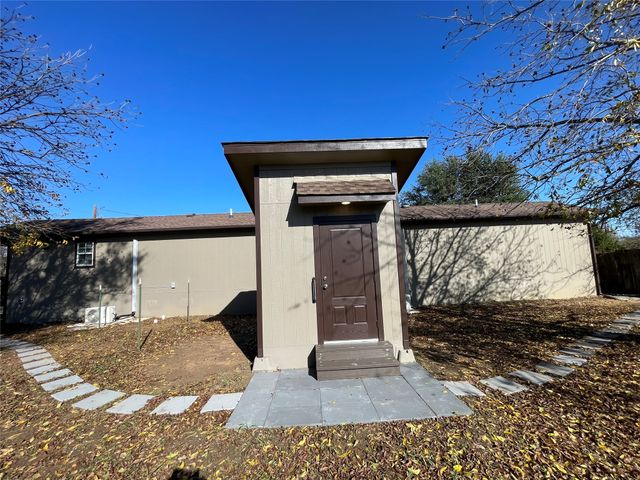 110 Crockett Street B & F, Valley View, TX 76272