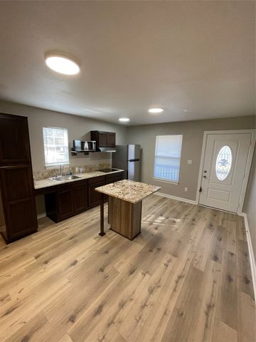 110 Crockett Street B & F, Valley View, TX 76272