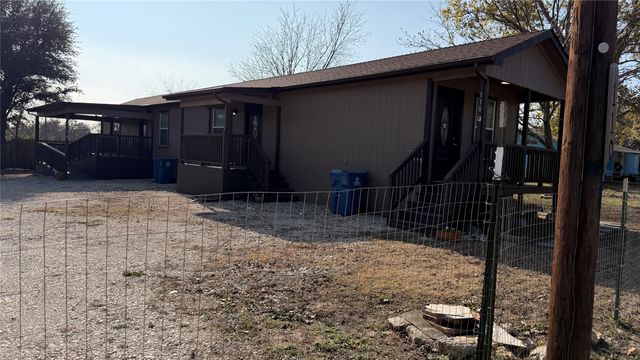 110 Crockett Street B & F, Valley View, TX 76272