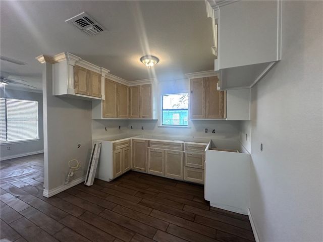 721 Elesa St, Corpus Christi, TX 78405