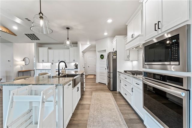 1400 Dresden Drive, Centerton, AR 72719