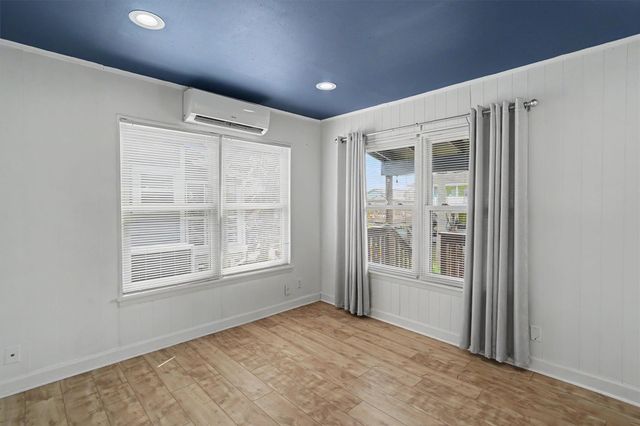370 Ling Street, Bayou Vista, TX 77563