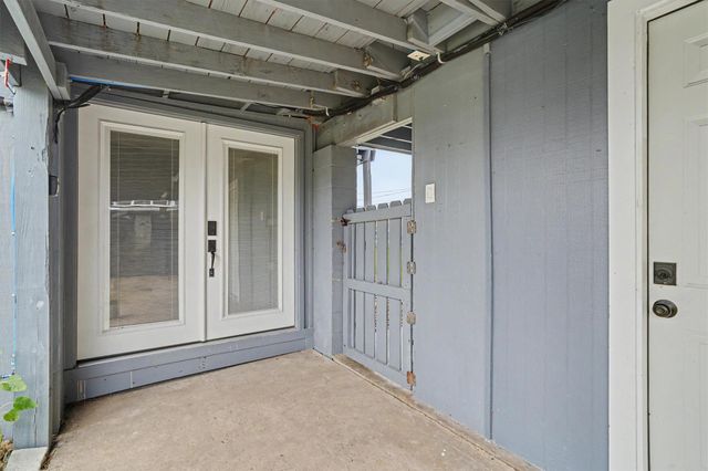 370 Ling Street, Bayou Vista, TX 77563