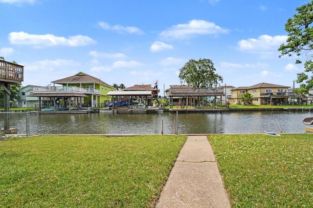 370 Ling Street, Bayou Vista, TX 77563